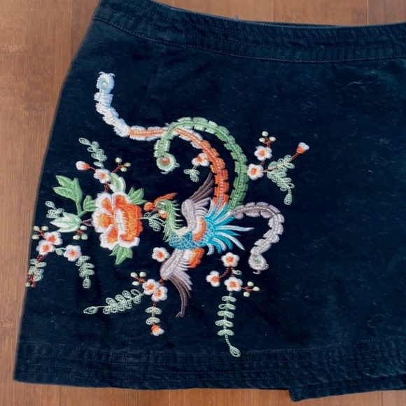 LITTLE BLACK SKIRT WITH FLORAL DETAILING!!! - Picture 2 of 4